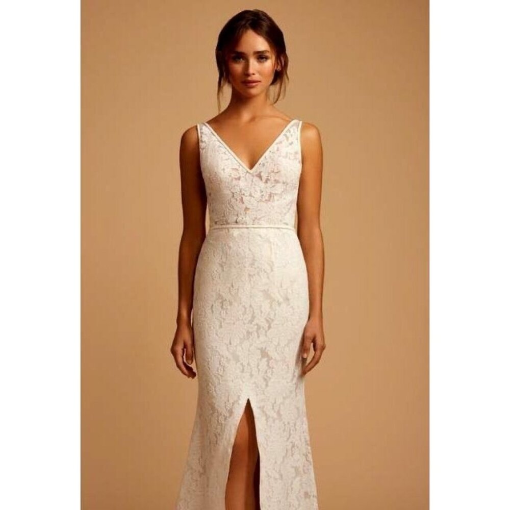 Elegant Lace V-Neck Wedding Dress in Ivory